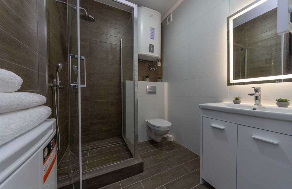 Подобова оренда студії біля метро, Лівий берег, Бажана 17Б. Є укриття.