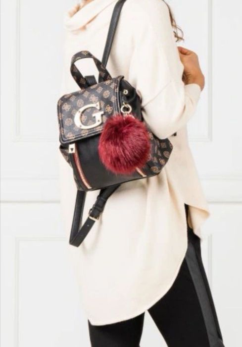 Guess Oryginalny plecak Karola z pomponem Unikat