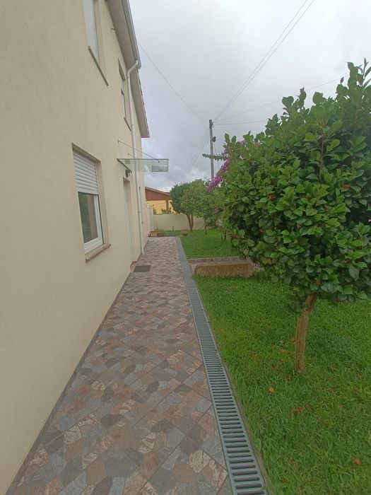 Moradia independente T3 com jardim e deck