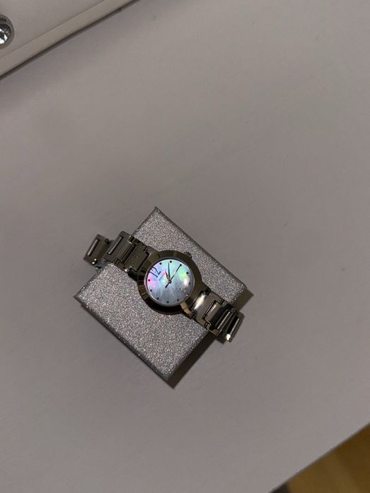 Srebrny zegarek Casio z perłową tarczą