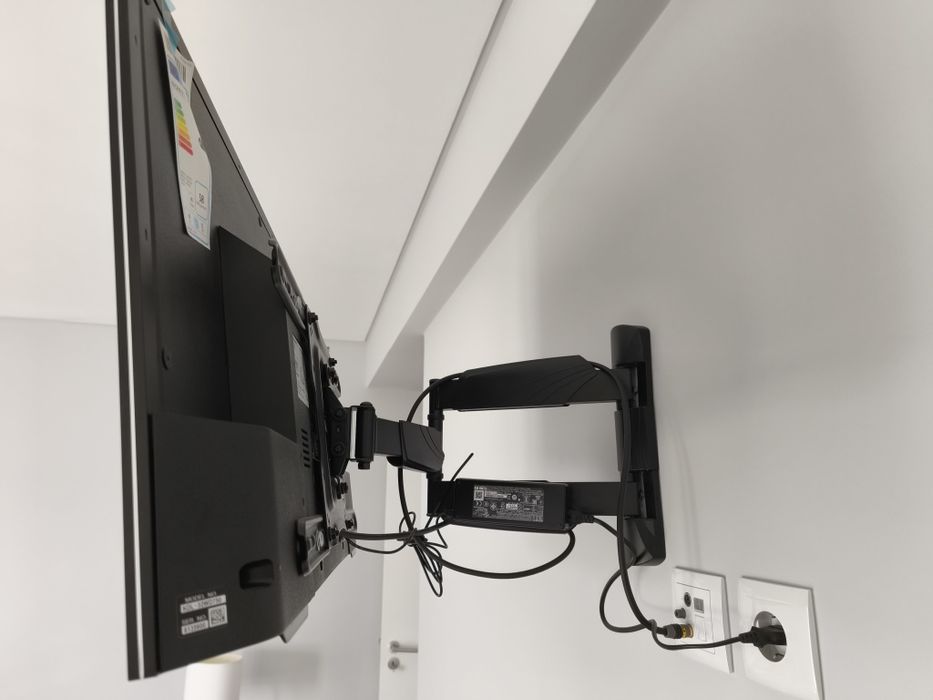 Televisão Sony 32" com suporte