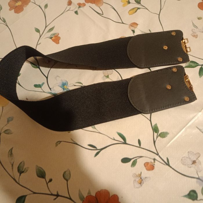 Nowy damski pasek na gumie zapinany na klamrę.