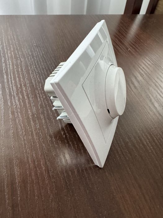 Ściemniacz uniwersalny przyciskowo-obrotowy