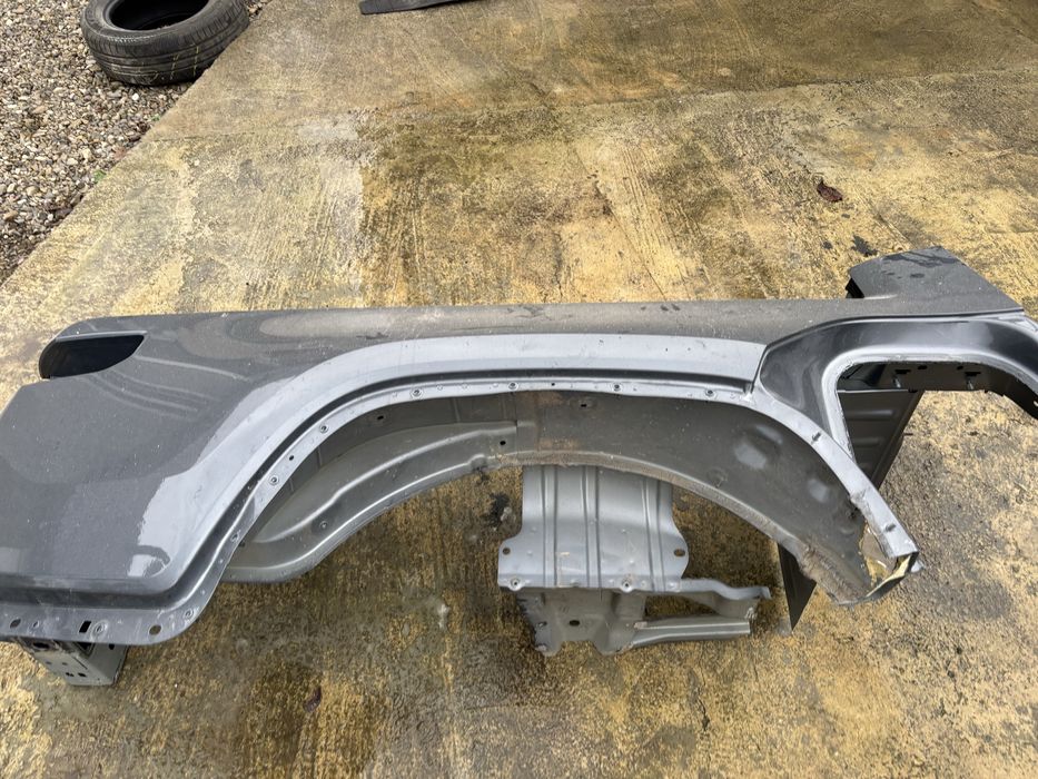 Чверть rivian r1t пікап