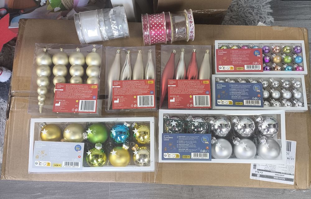 Новорічні іграшки, новорічна стрічка