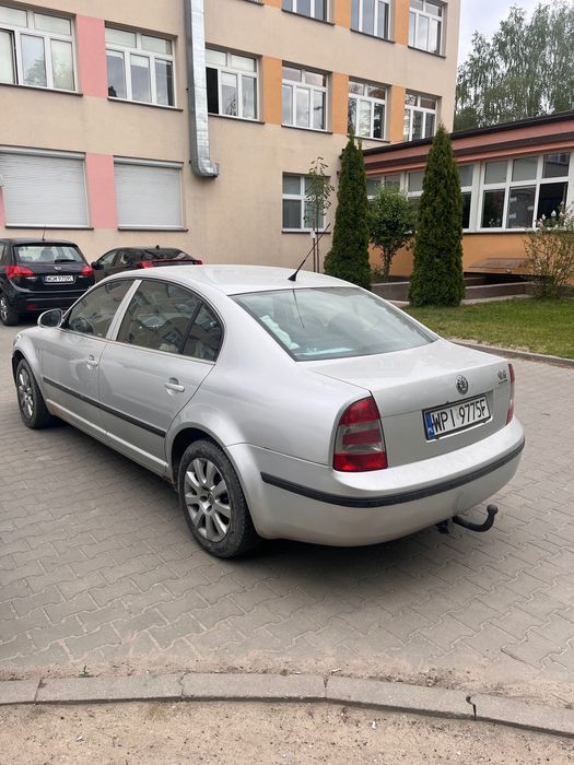 Sprzedam Skodę Super B z hakiem garażowany