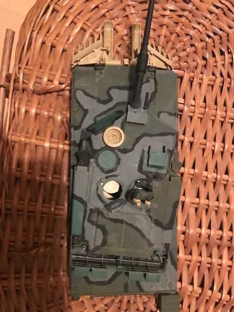 Tanque caqui militar