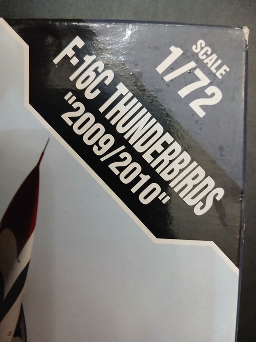 Academy Hobby Model Kits, F-16C Thunderbirds "2009/2010"