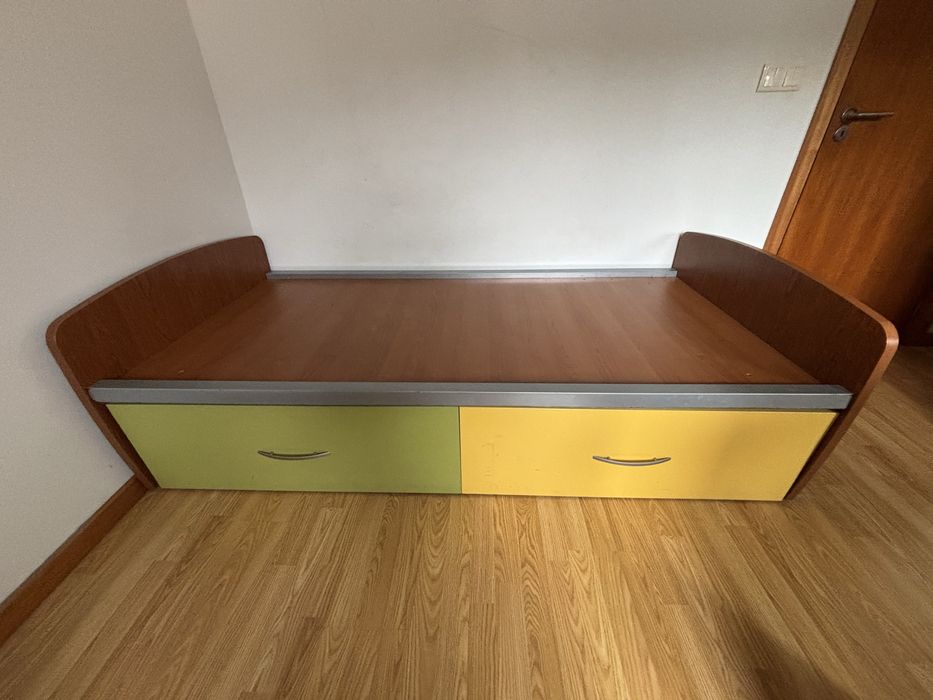 Cama com uma gaveta