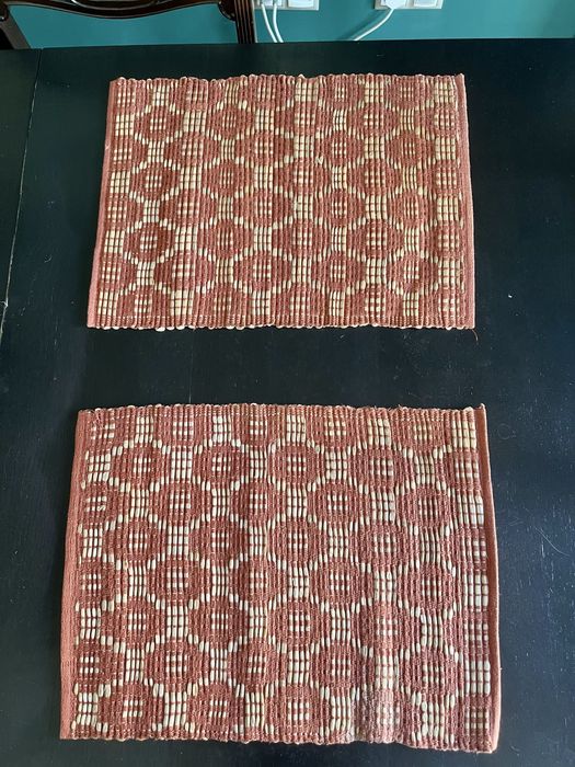 Par de individuais em algodão castanho e palhinha.
