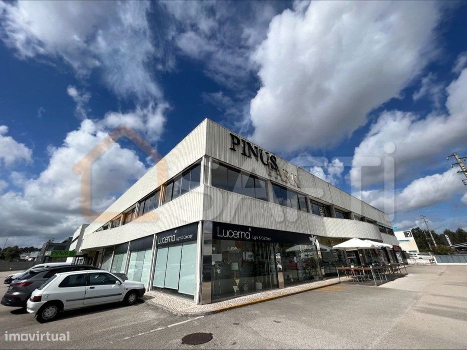 Espaço comercial com 215m2, dividido em vários escritórios, para ar...