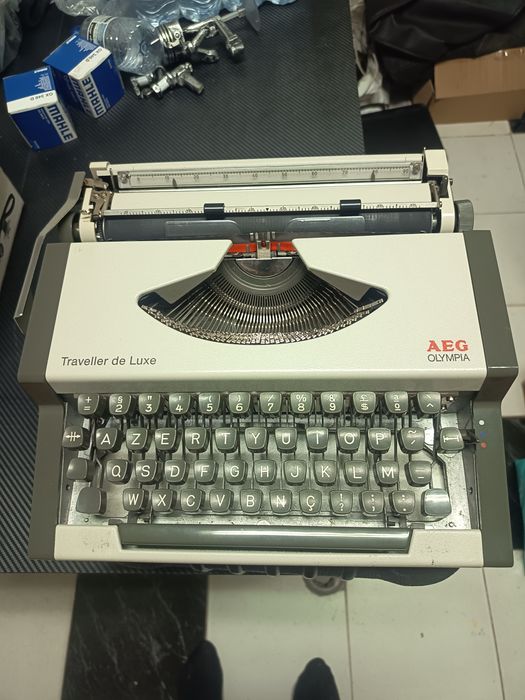 Máquina de escrever AEG antiga vintage Máquina de escrever AEG Olympia Traveller de Luxe
