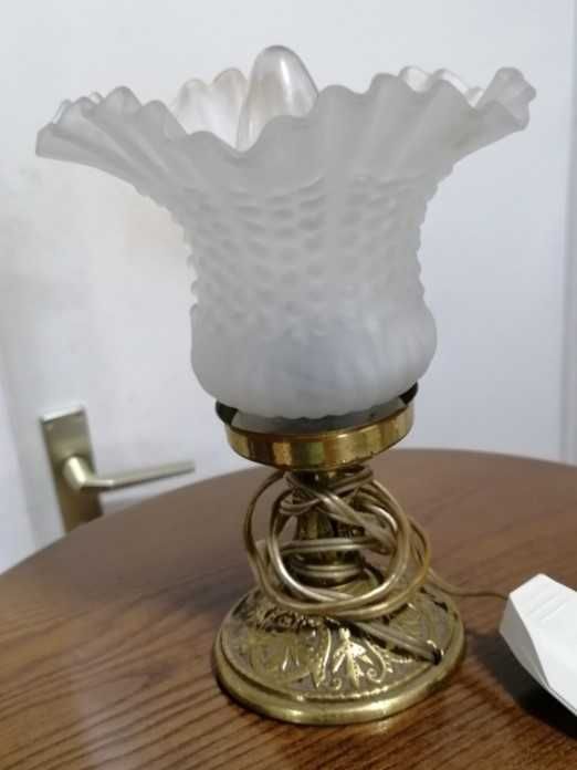 Candeeiro de mesa com tulipa fosca antiga