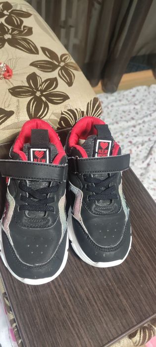 Продам детские кроссовки