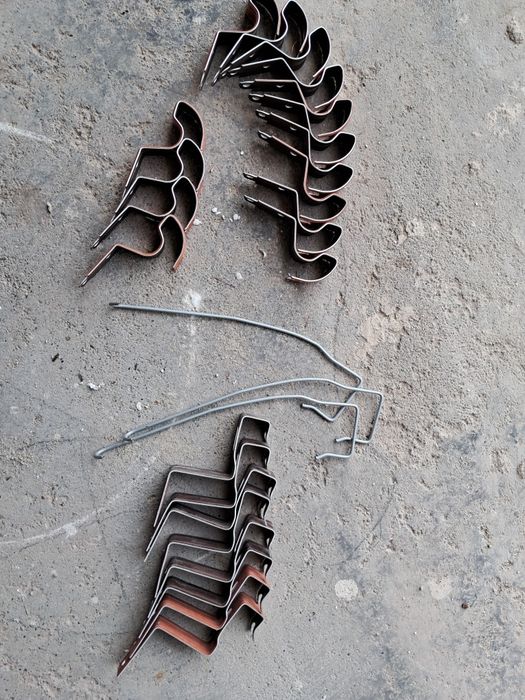 Klamra gąsiora i  3 spinki do dachowki