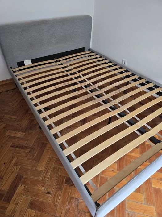 Cama casal em ótimo estado.