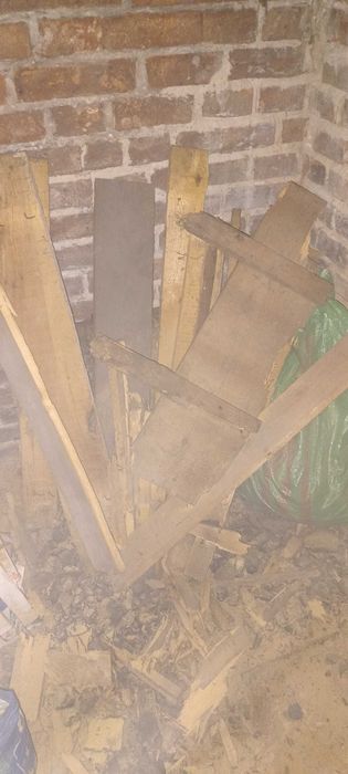 deski oraz węgiel na opał