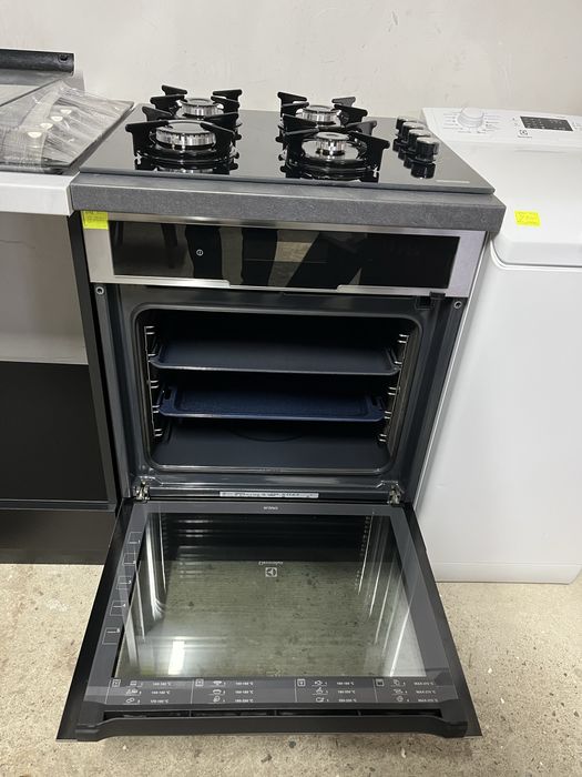 Вбудована кухня: газова поверхня і духова шафа в тумбі