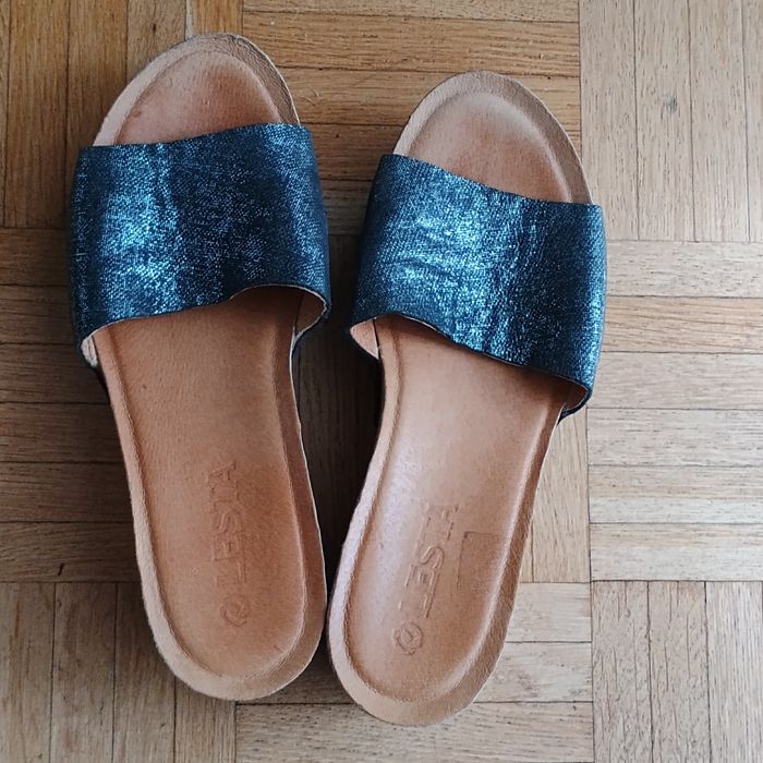 Klapki ze skóry naturalnej i korka, rozmiar 39.