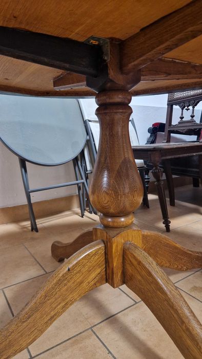 Drewniany okrągły stół z okleiną na blacie do renowacji