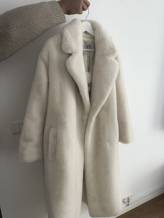 Sobretudo comprido de pelo branco/creme da Zara