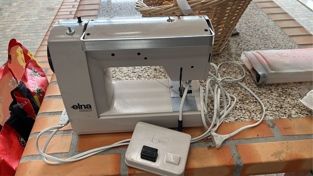 Maquina de costura a funcionar