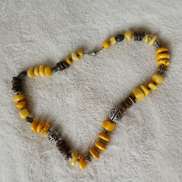 Naszyjnik z żółtych kamieni