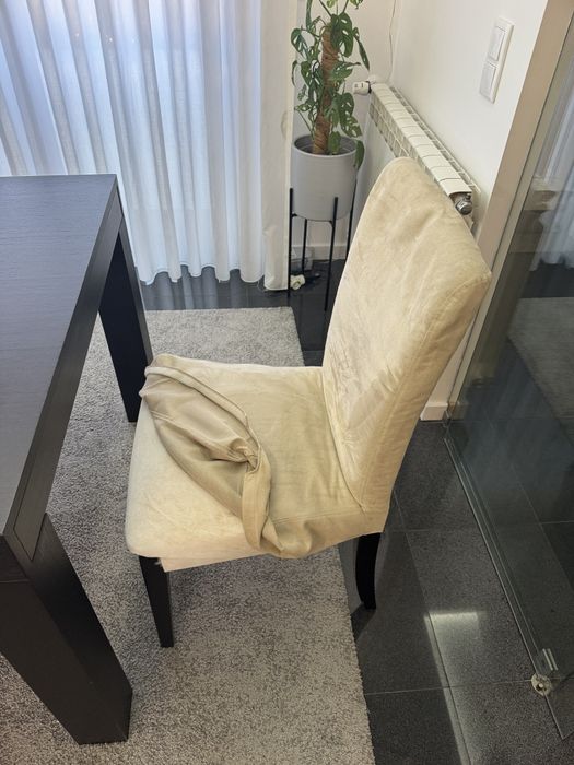 Mesa de jantar preta com 6 cadeiras bege