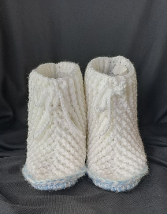 Sapatinhos de lã/ carapins feitos a mão NOVOS