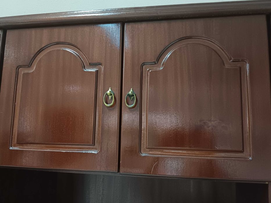 Estante de sala em mogno