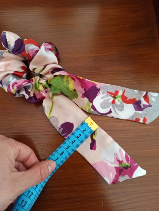 Scrunchie gumka satynowa z szarfą