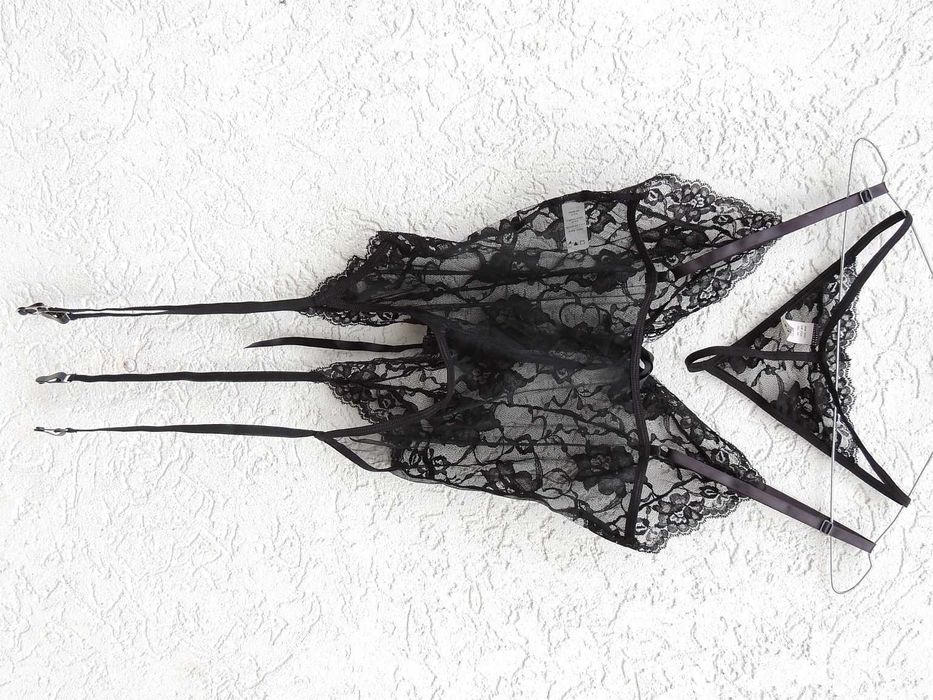 Gorset z podwiązkami i stringami *Risque* jak *Victoria’s Secret*  S/M