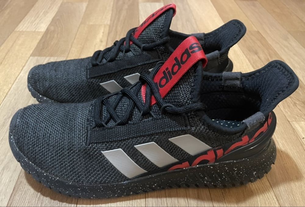 Кросівки adidas  оригінал у розмірі 39