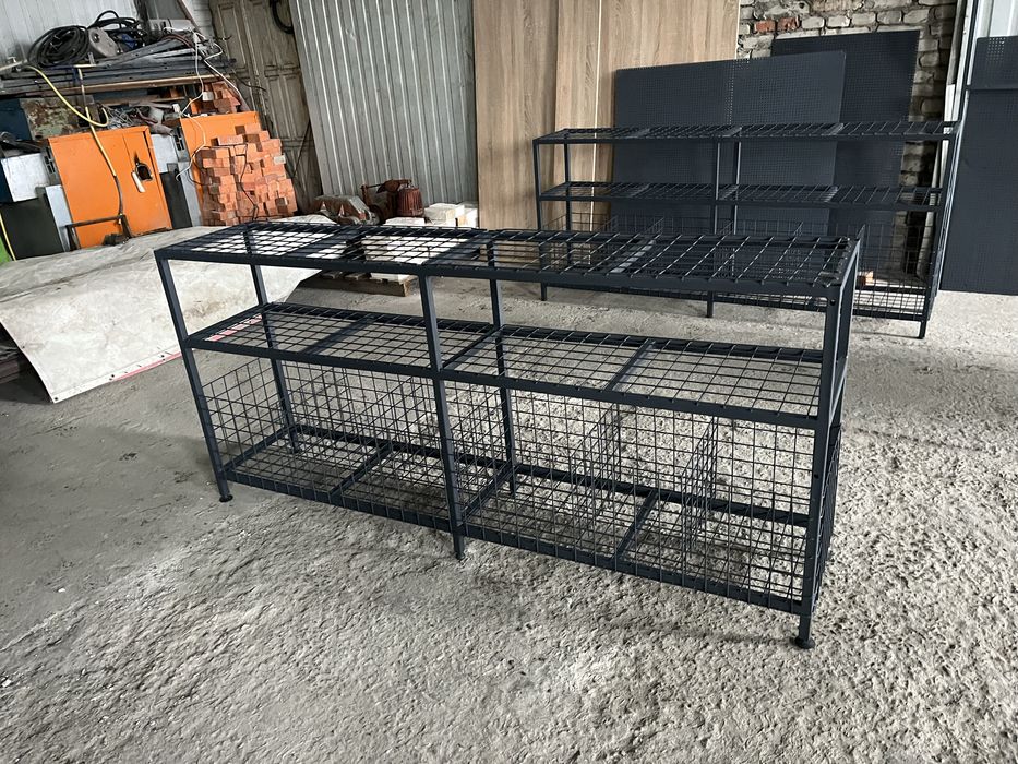 Стелажі, полиці.