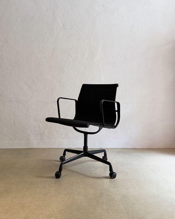 Cadeira Eames EA 108 Vitra
