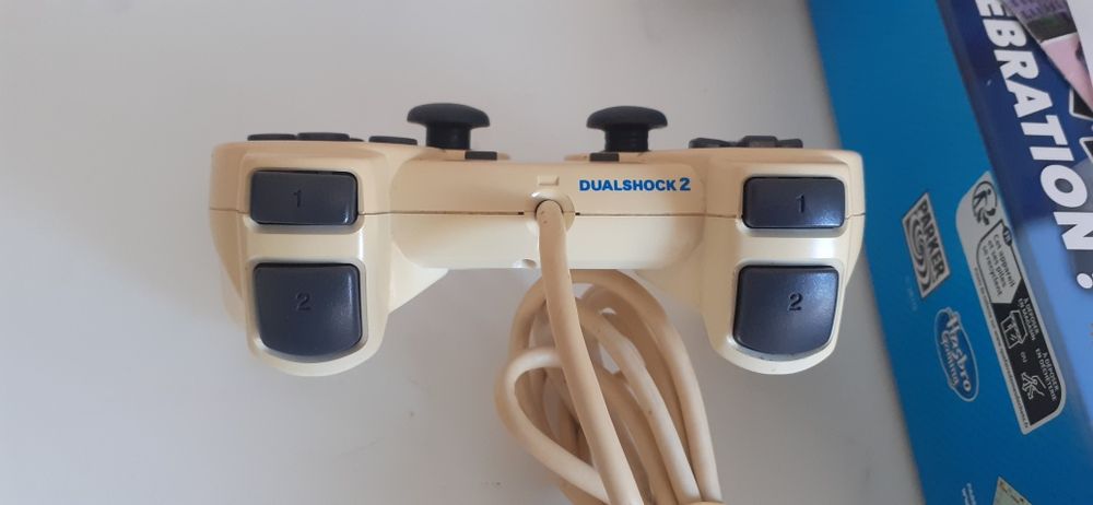 Ps2 branca (amarelada) com comando e cartão de memória