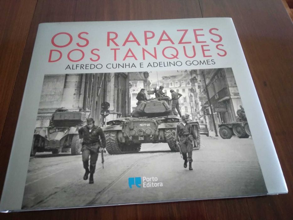 Os Rapazes dos Tanques por Alfredo Cunha e Adelino Gomes
