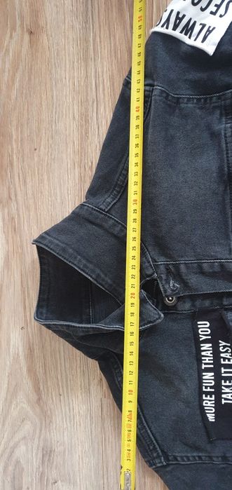 Kurtka dżinsowa katana czarna z naszywkami