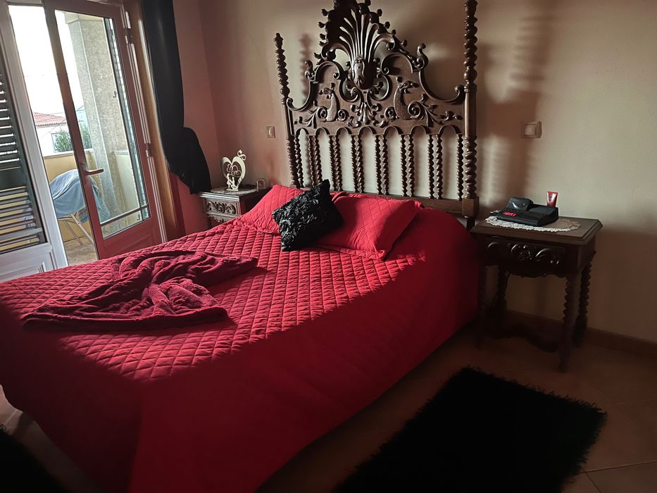 Cama de casal com comoda e mesas de cabeceira