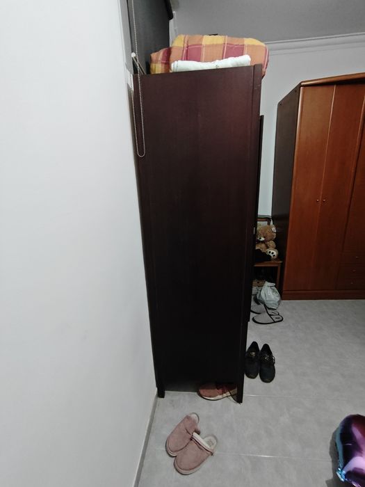 Roupeiro madeira escura maciça