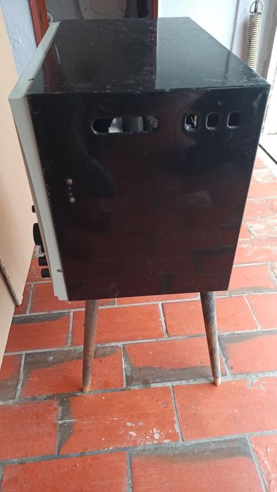 Televisão a válvulas com pés de palito.