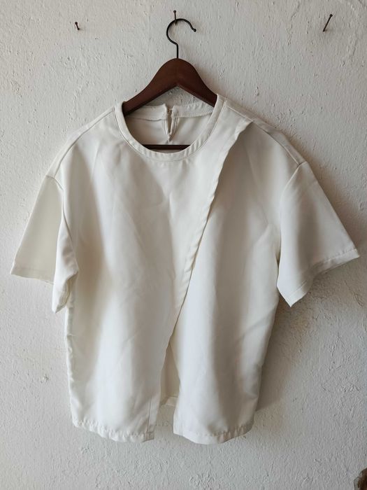 T-shirt branca com abertura frontal