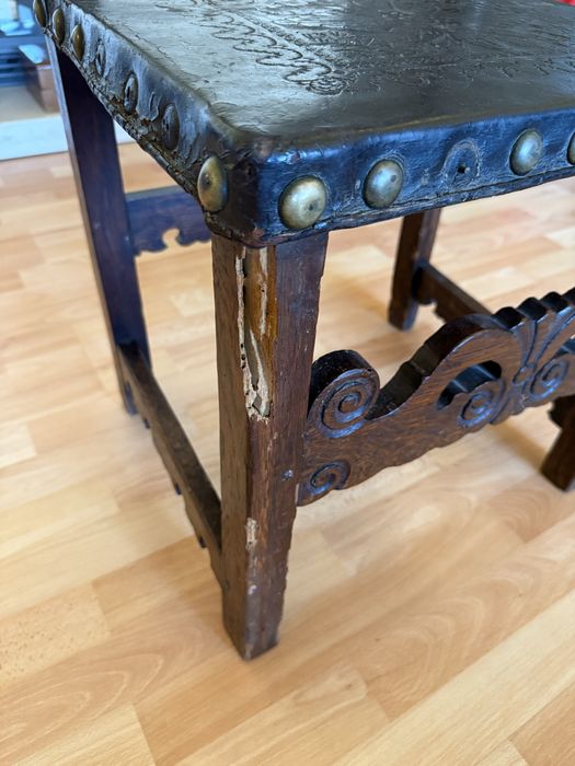 Cadeiras madeira e cabedal