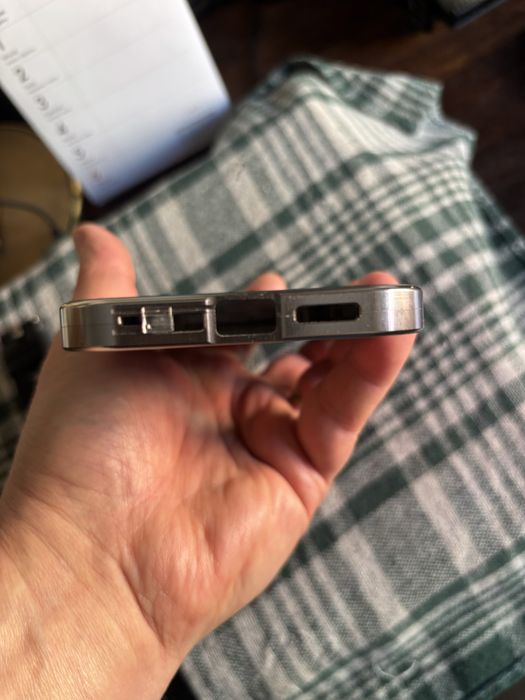 Złote etui na telefon Iphon15