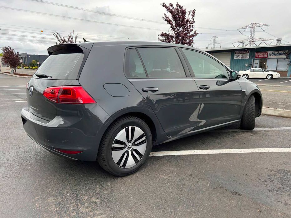 Volkswagen e-Golf SE      2016