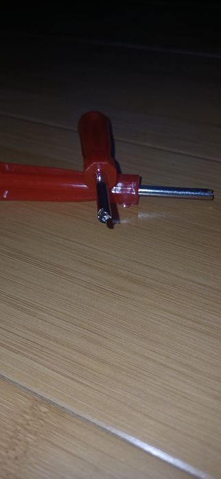 Chave  de   desapertar  pipos   de cameras  de  ar