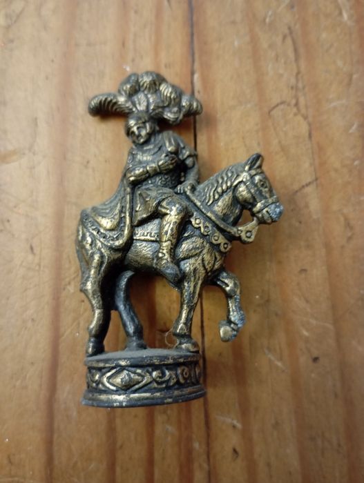 Várias figuras em bronze