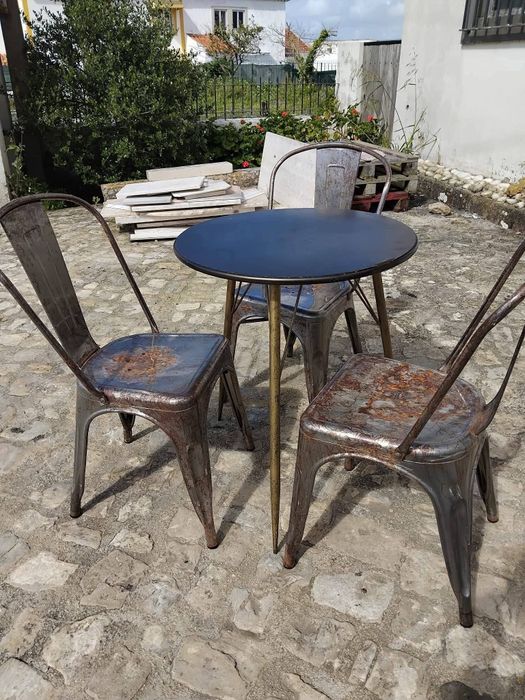 Mesa e cadeiras em chapa