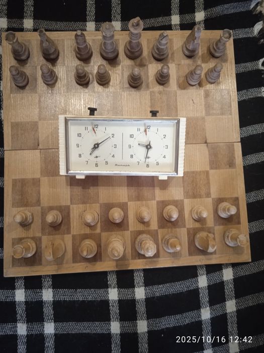 Шахи ,матеріал - дерево.Ціна договірна.