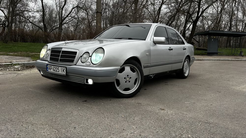 Mercedes-Benz E320 W210